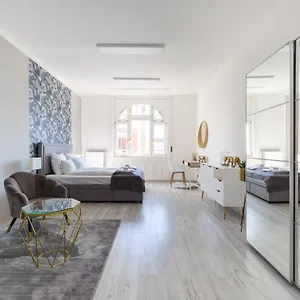 Designer On The Broadway With 2br And Ac Budapest